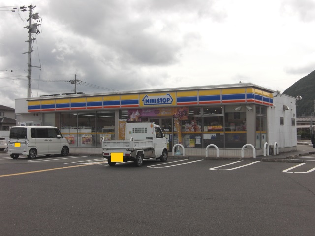 コンビニ　ミニストップ綾部井倉店（コンビニ）まで585m