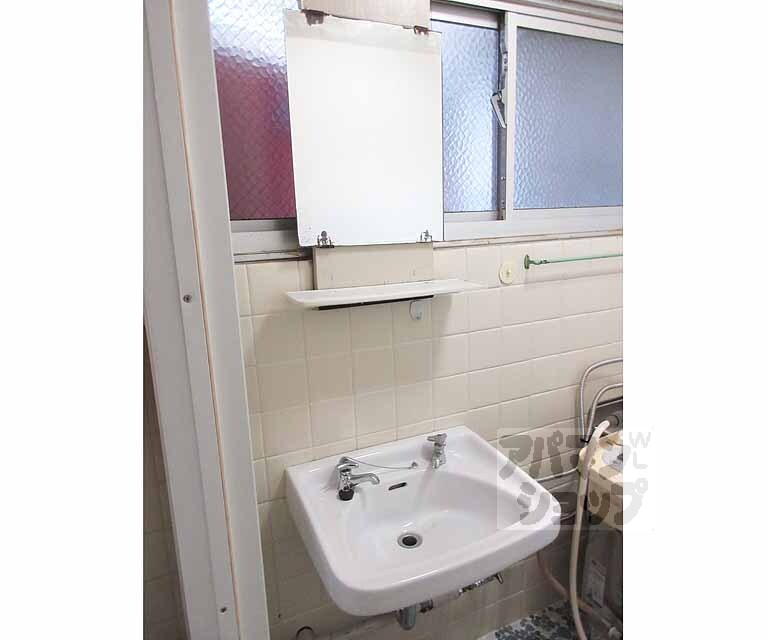 洗面設備　便利な鏡付き。