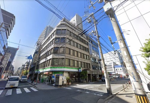 コンビニ　ファミリーマート久太郎町三丁目店（コンビニ）まで451m