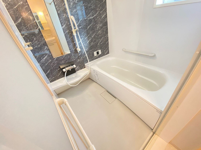 バス・シャワールーム　浴室換気乾燥機付き一坪タイプの浴槽です。