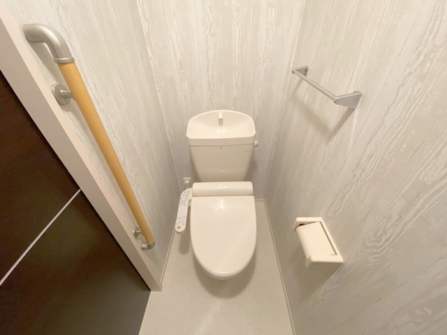 トイレ　温水洗浄便座付きトイレです。