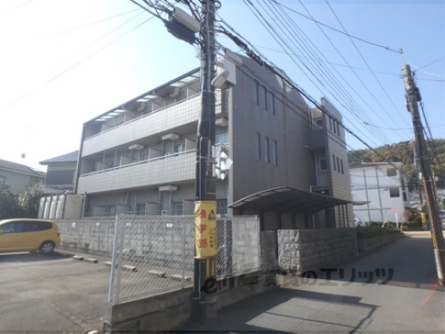 京都市山科区御陵岡町のマンションの建物外観