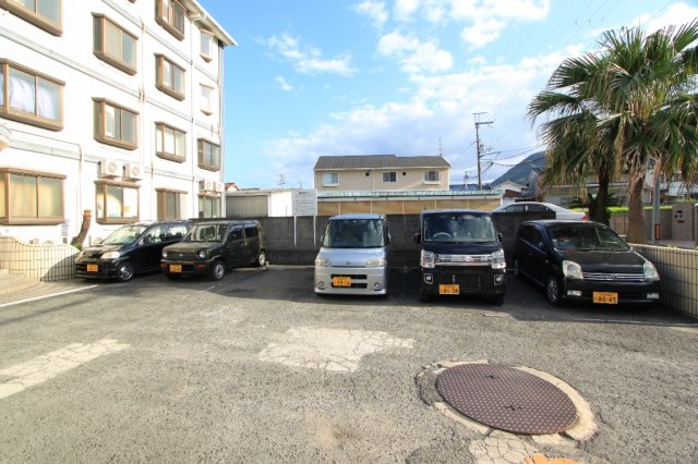 【香芝市逢坂のマンションの駐車場】