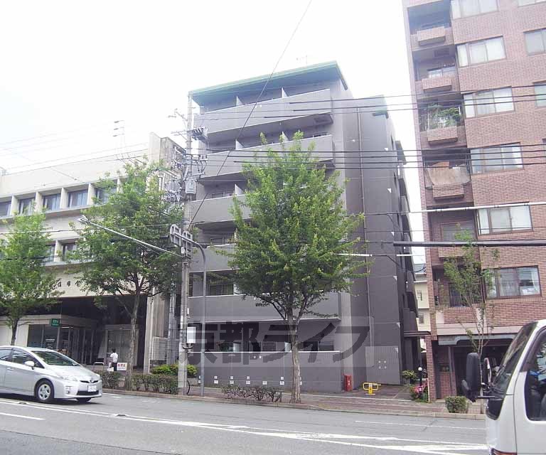 京都市中京区西ノ京南上合町のマンションの建物外観