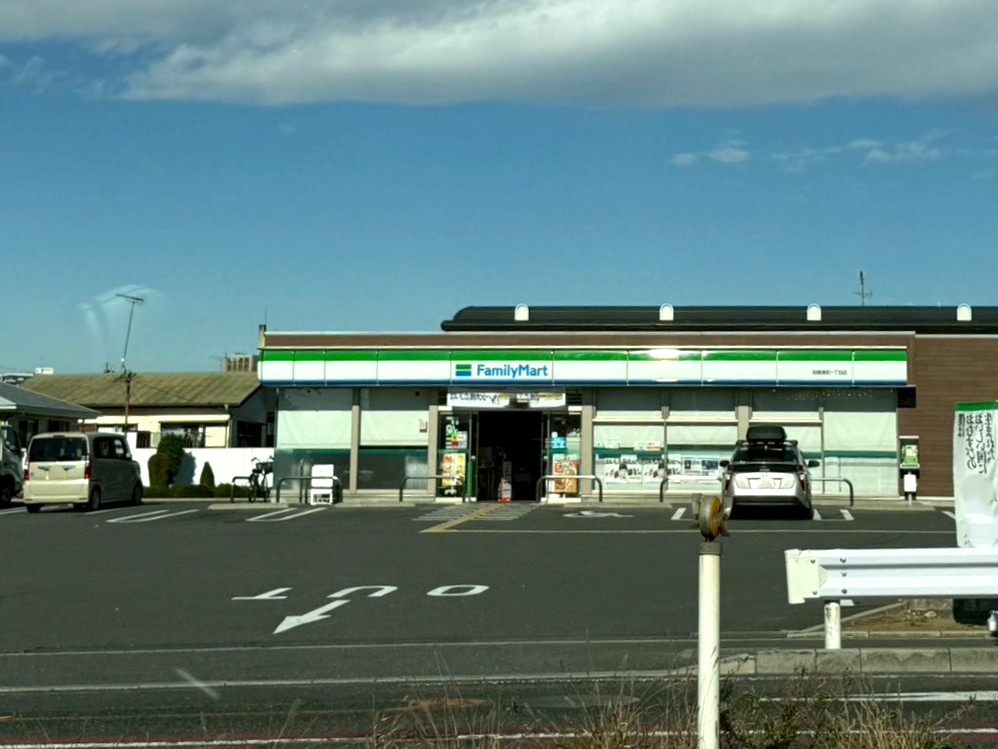 コンビニ　ファミリーマート岩槻東町一丁目店（コンビニ）まで216m