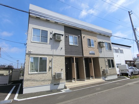 札幌市厚別区厚別中央三条のアパートの建物外観