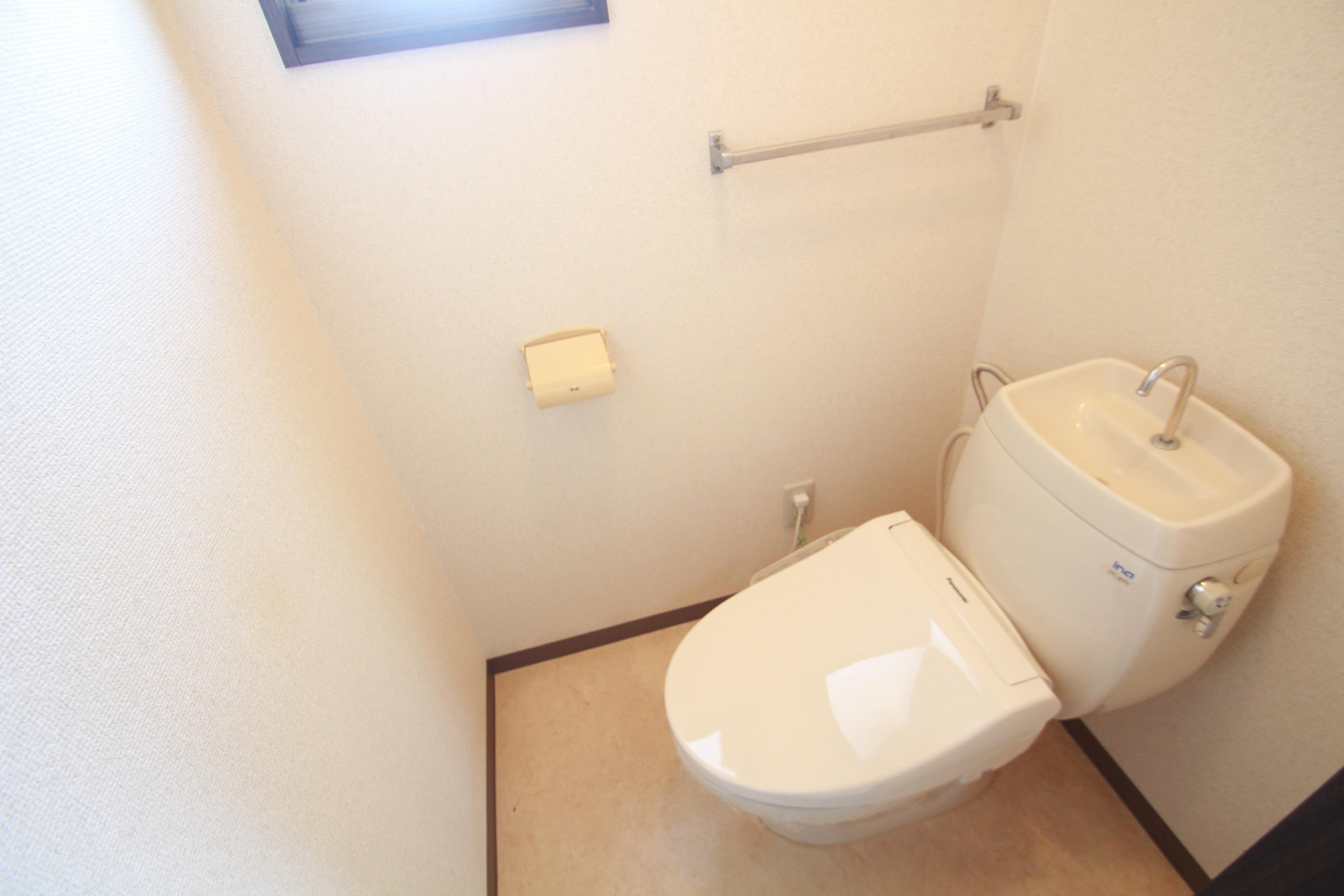 トイレ　ウォシュレット付きトイレです。窓付きで明るいです。