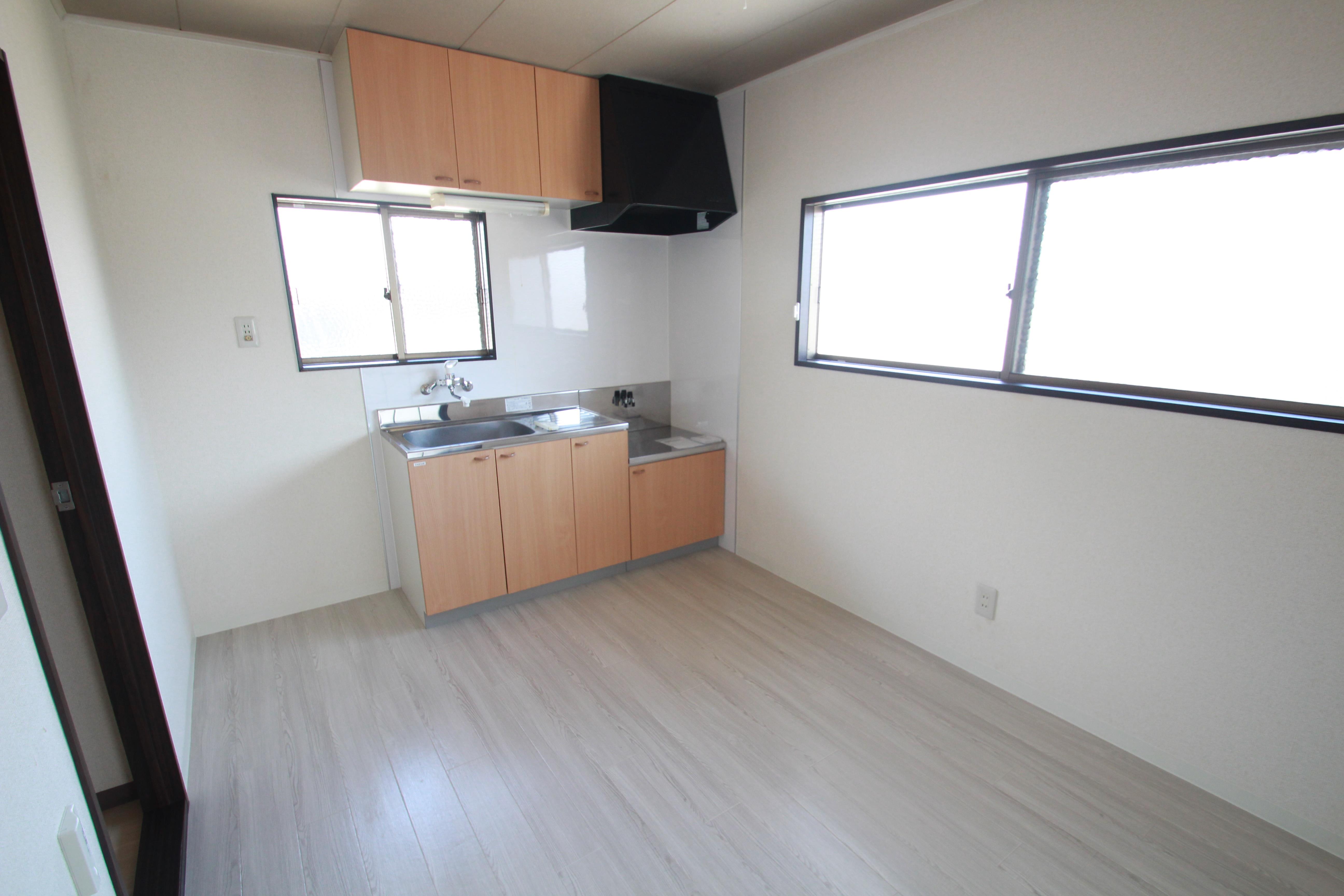 居室・リビング　窓が多く明るい6帖のDKです。