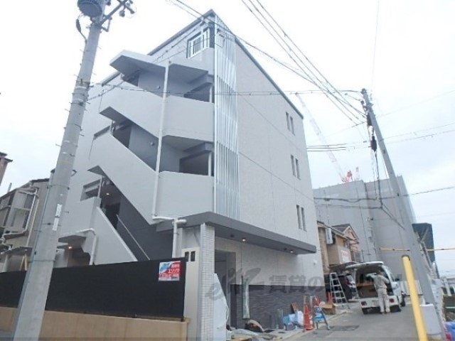 京都市右京区太秦安井松本町のマンションの建物外観