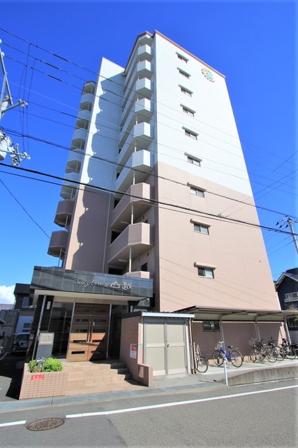 松山市山越のマンションの建物外観