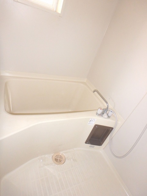 バス・シャワールーム　窓がついているので換気しやすいです！！