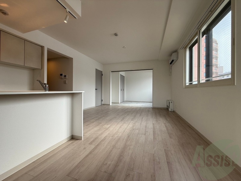 居室・リビング　木目のフローリングは落ち着きのある印象のお部屋になりますね。