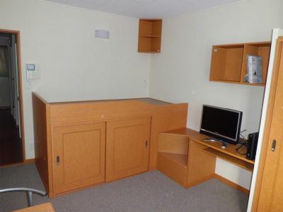 居室・リビング　大きく丈夫なベッドが鎮座。