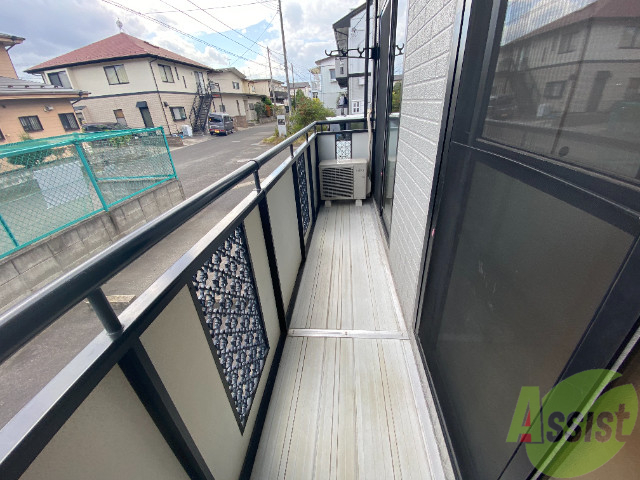 バルコニー　バルコニーは二部屋にまたがっているのでだいぶ広々しています。