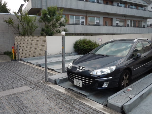 【ル・シヤージュ神宮前の駐車場】