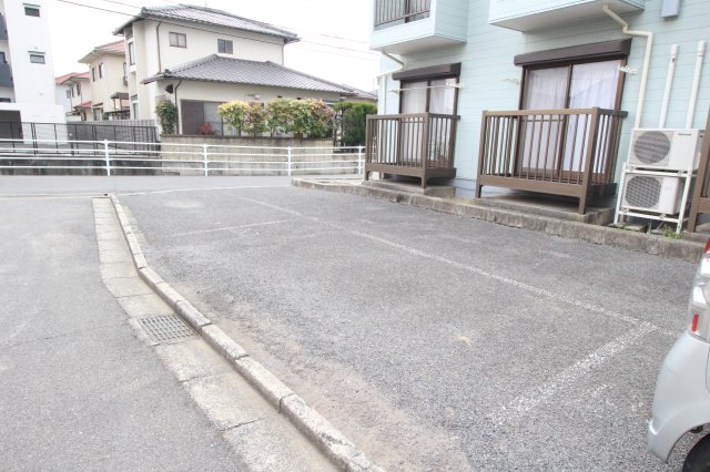 【岡山市中区赤田のアパートの駐車場】