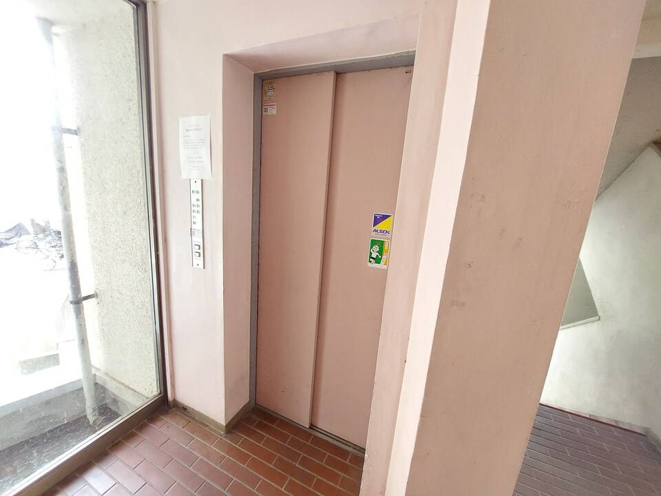 エントランス　エレベーター