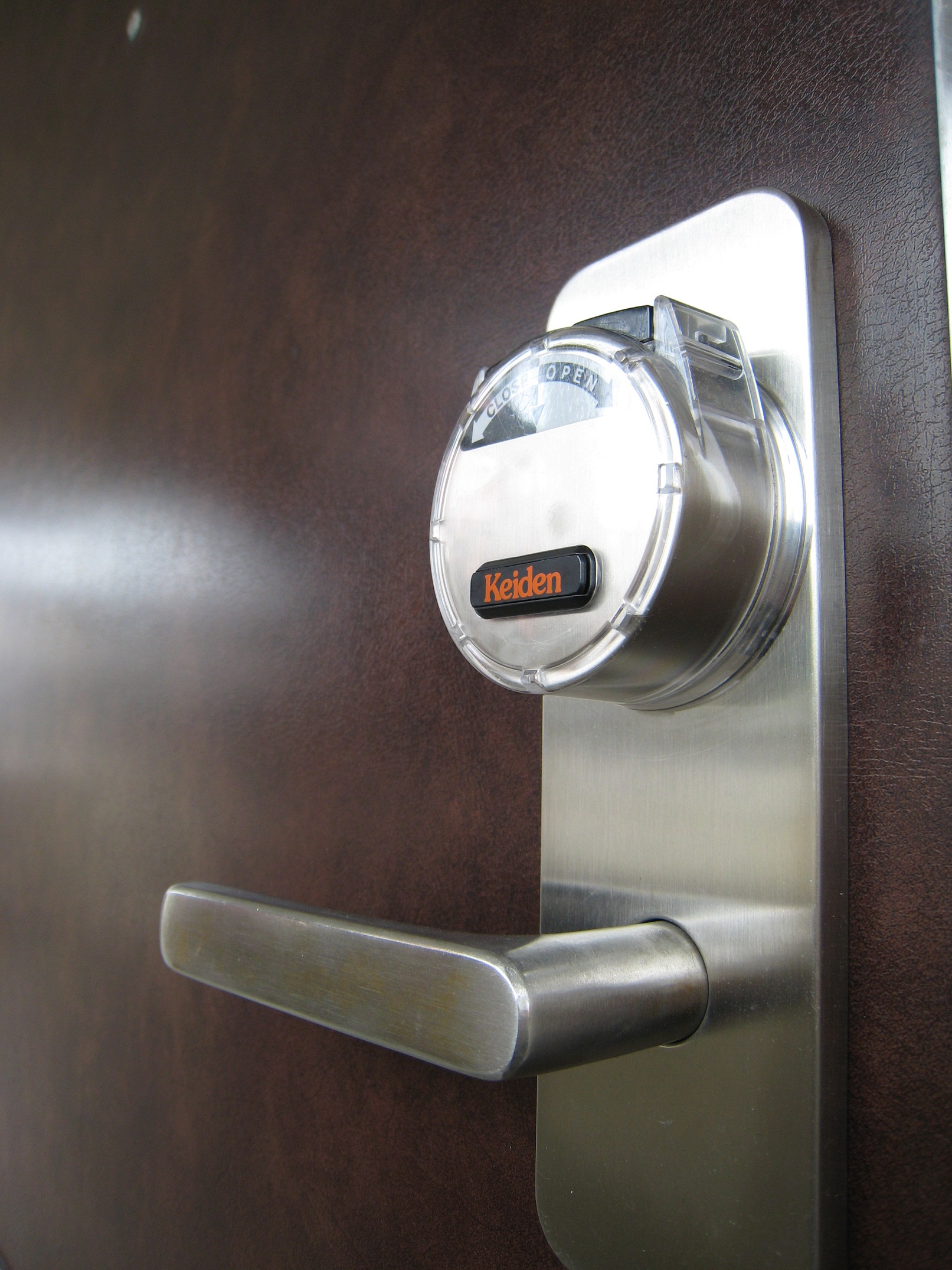 玄関　安心のカードキー