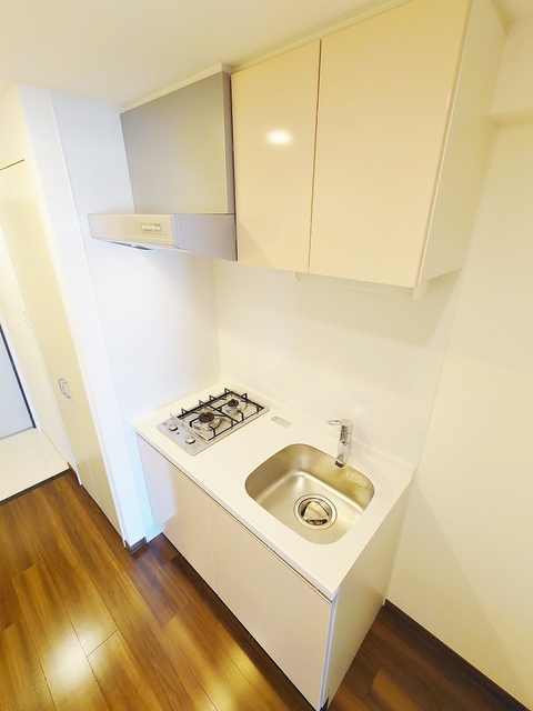 キッチン　２口ガスキッチン・横に冷蔵庫置き場