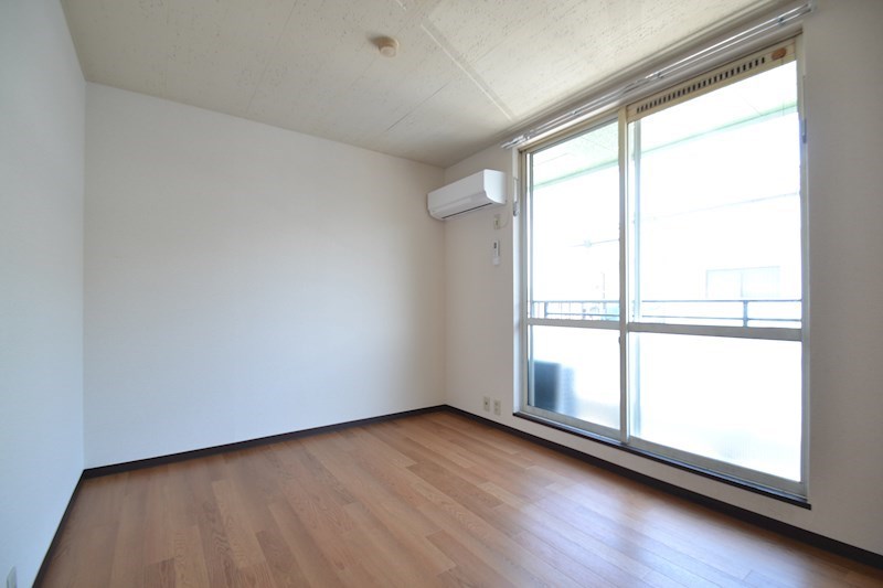 その他部屋・スペース　日当たり良好のエアコン完備の6畳の洋室♪
