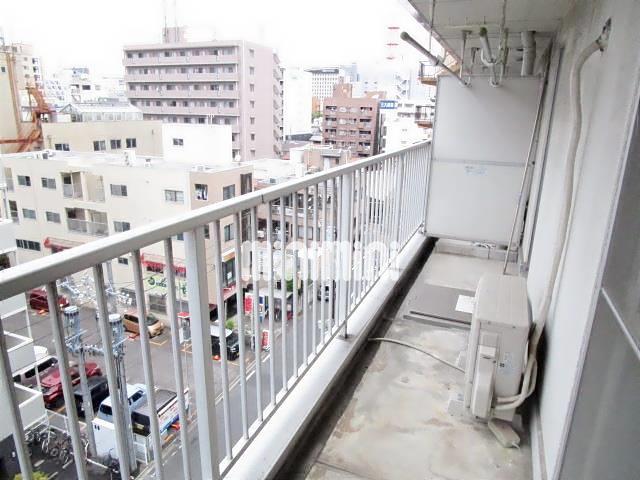 バルコニー　上階のベランダ。物干しフックあり
