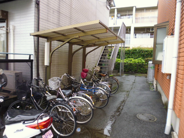 その他共有部分　屋根付きの駐輪場です。