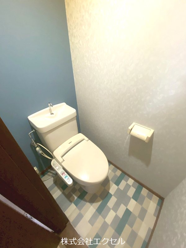 トイレ　嬉しい温水洗浄便座完備です。