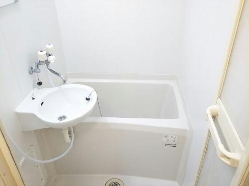 バス・シャワールーム　バス・トイレ別です。仕様が異なる場合があります。