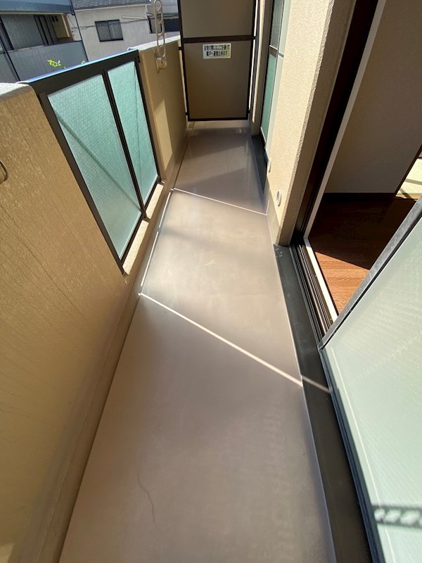 バルコニー　暖かな日差しのふりそそぐバルコニー