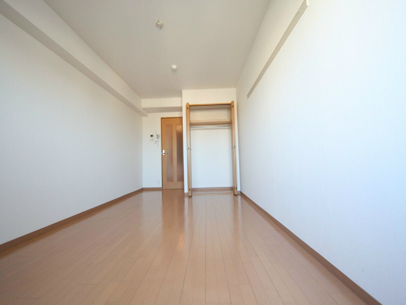 居室・リビング　洋室8.8帖　エアコン付　収納充実　バルコニーに面しています