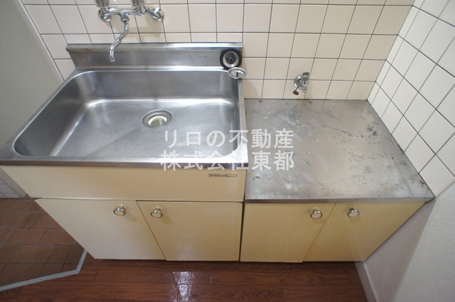 キッチン　便利なガスコンロ設置可能なキッチンです♪収納もあります！