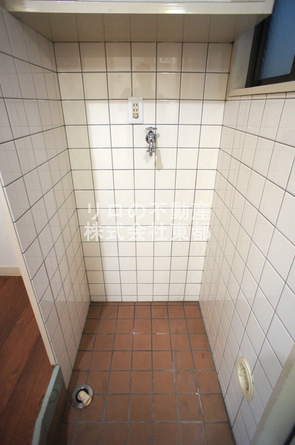 その他　洗濯機置き場は室内にあるので雨に濡れる心配はありません。