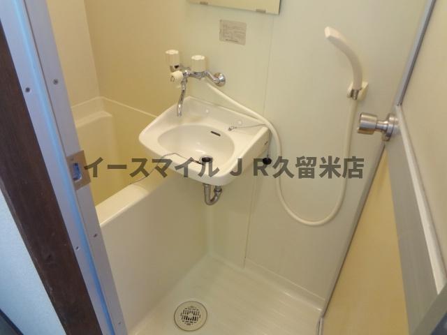 洗面設備　明るい洗面所です