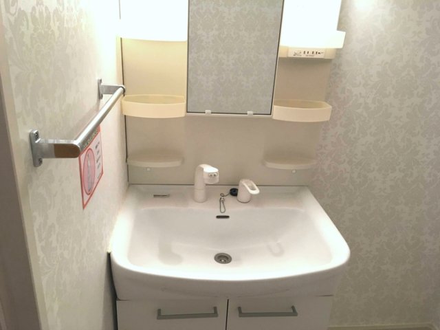 洗面設備　独立洗面台あり、毎朝おしゃれに忙しい女性の方におすすめです