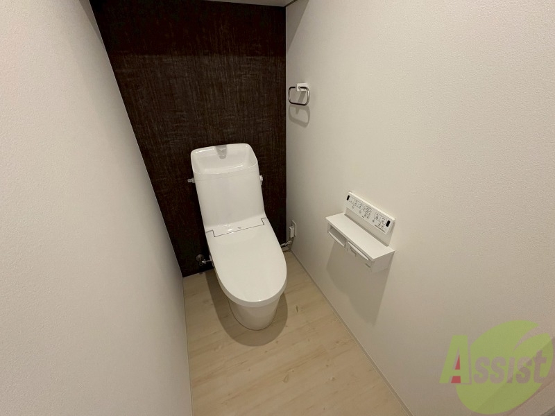 トイレ　広々お使いいただけるお手洗いになっています。