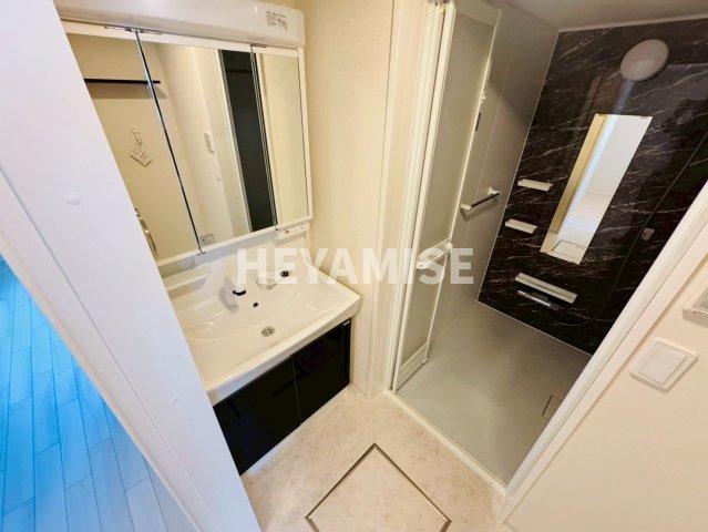 洗面設備　※同物件反転タイプの写真でございます※現況を優先します※