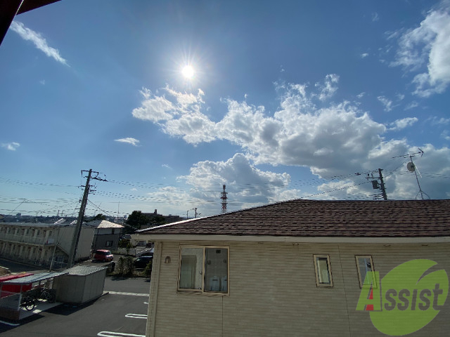 眺望　窓からの眺めです。光が差し込み、空がきれいです。