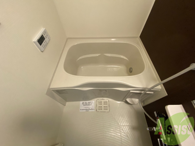 バス・シャワールーム　追い焚き機能付きです。ゆったり入れる浴槽です。