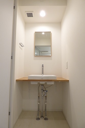 洗面設備　シンプルな洗面化粧台