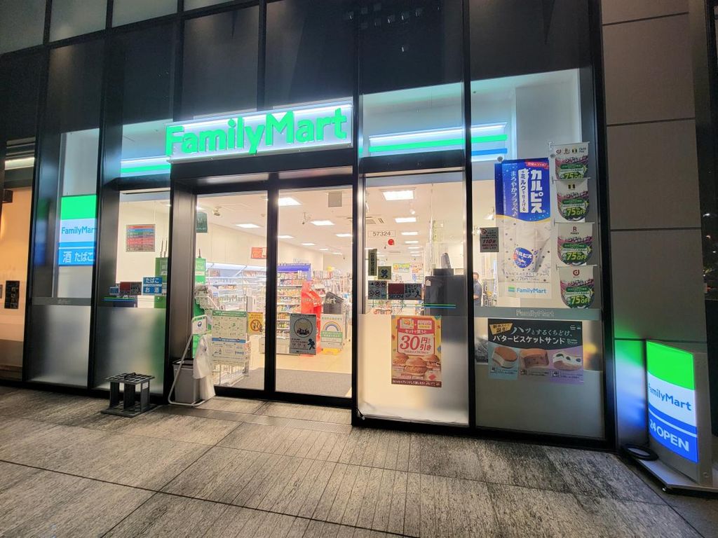 コンビニ　敷地内にファミリーマート（コンビニ）まで80m