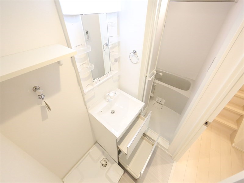 洗面設備　脱衣所　独立洗面台（シャンプードレッサー付）収納スペース有