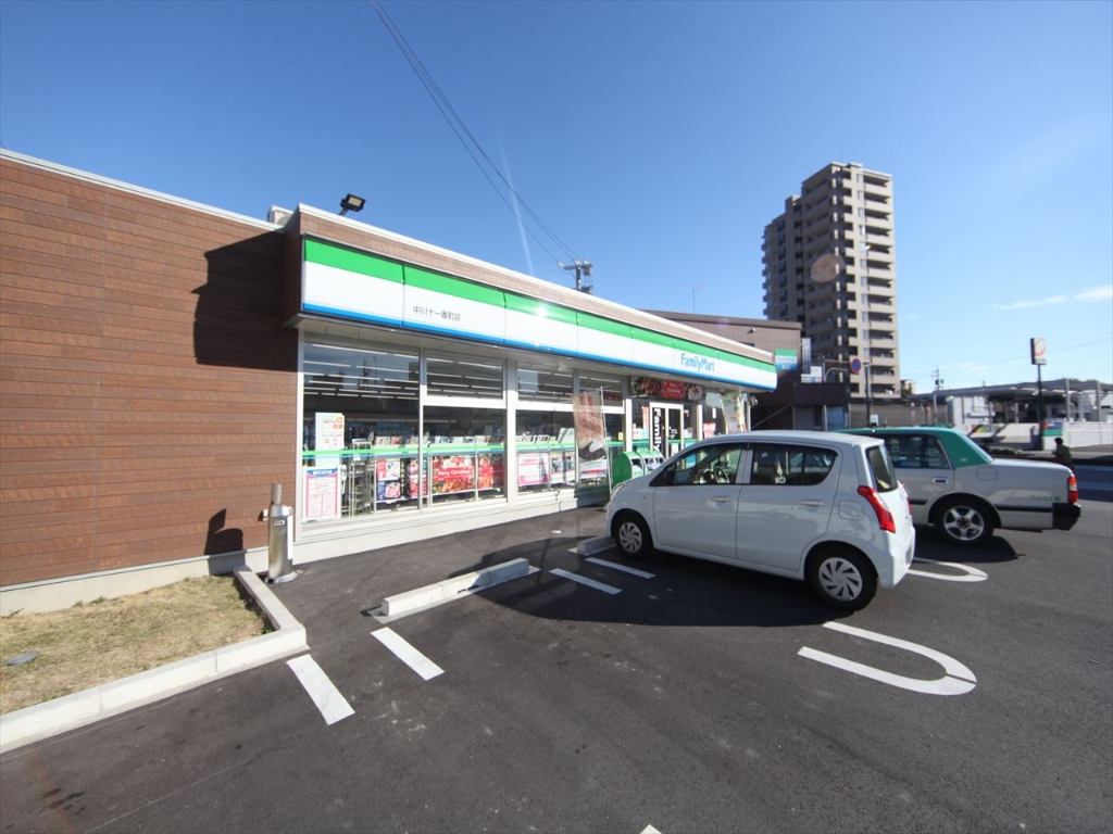 コンビニ　ファミリーマート 中川十一番町店（コンビニ）まで380m