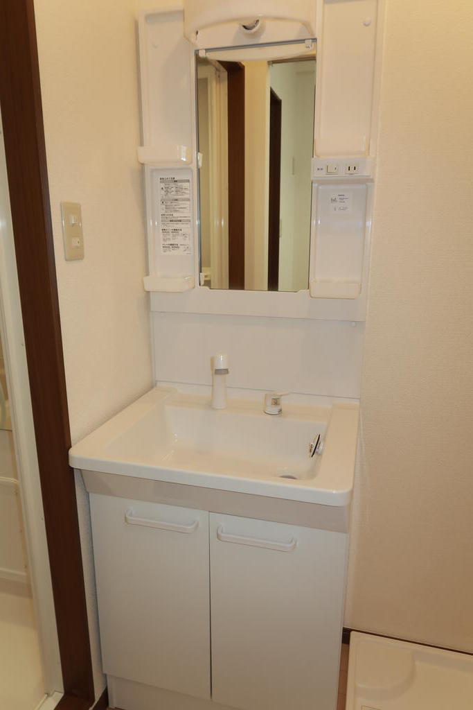 洗面設備　シャワー付きの独立洗面化粧台！身支度に便利です。