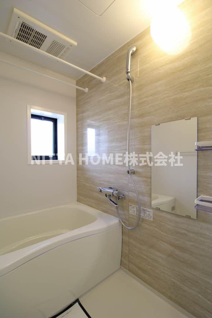 バス・シャワールーム　衛生面でも嬉しい浴室小窓付き◎