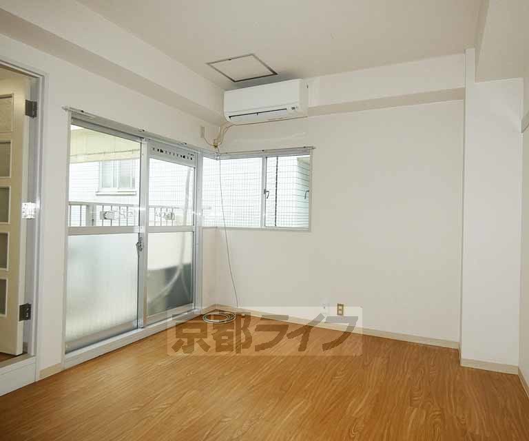 居室・リビング　落ち着いた雰囲気のお部屋です