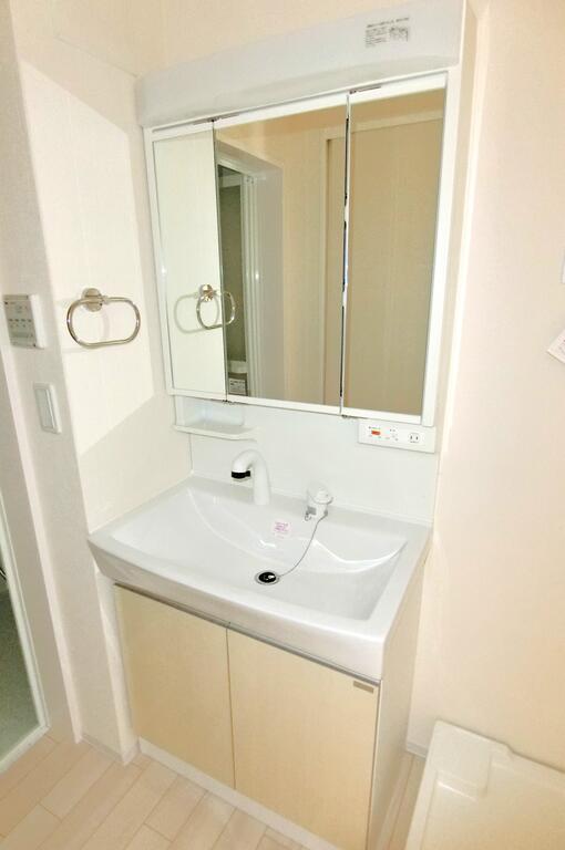洗面設備　同型物件の写真です。