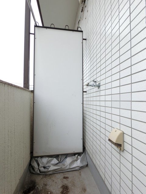 その他　洗濯機置場が室外にあるのでお部屋を広々お使いいただけます。
