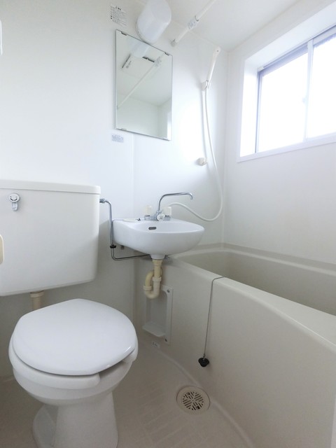 バス・シャワールーム　窓付きのバスルーム♪換気もできて気持ちいいですね♪