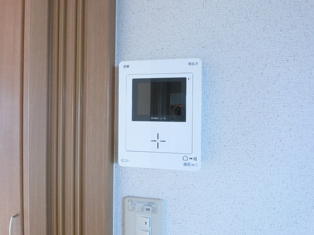 セキュリティ　来訪者の姿を確認できるＴＶモニター付インターホン設置済です！