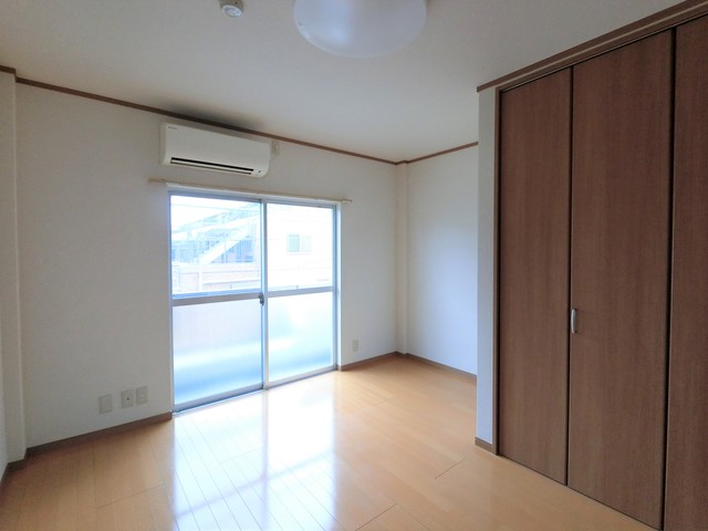 居室・リビング　上品なフローリング仕上げの洋室です！